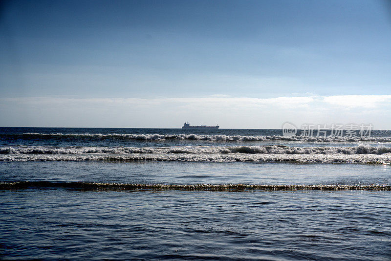 一艘集装箱船驶离海岸，位于墨西哥下亚半岛海岸的罗萨里托Playas De Rosarito